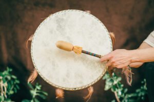 Tambour indien utilisé en sonothérapie pour ses vibrations sonores